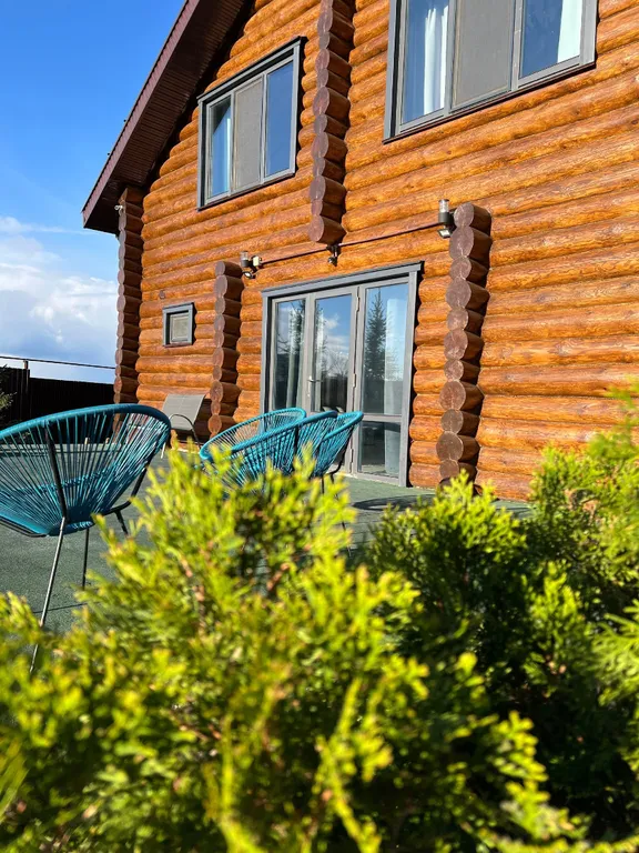 Большой дом с баней, бассейном и видом на озеро