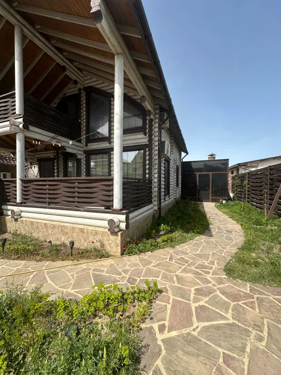 Дом из бруса на берегу моря с зоной барбекю и собственной парной