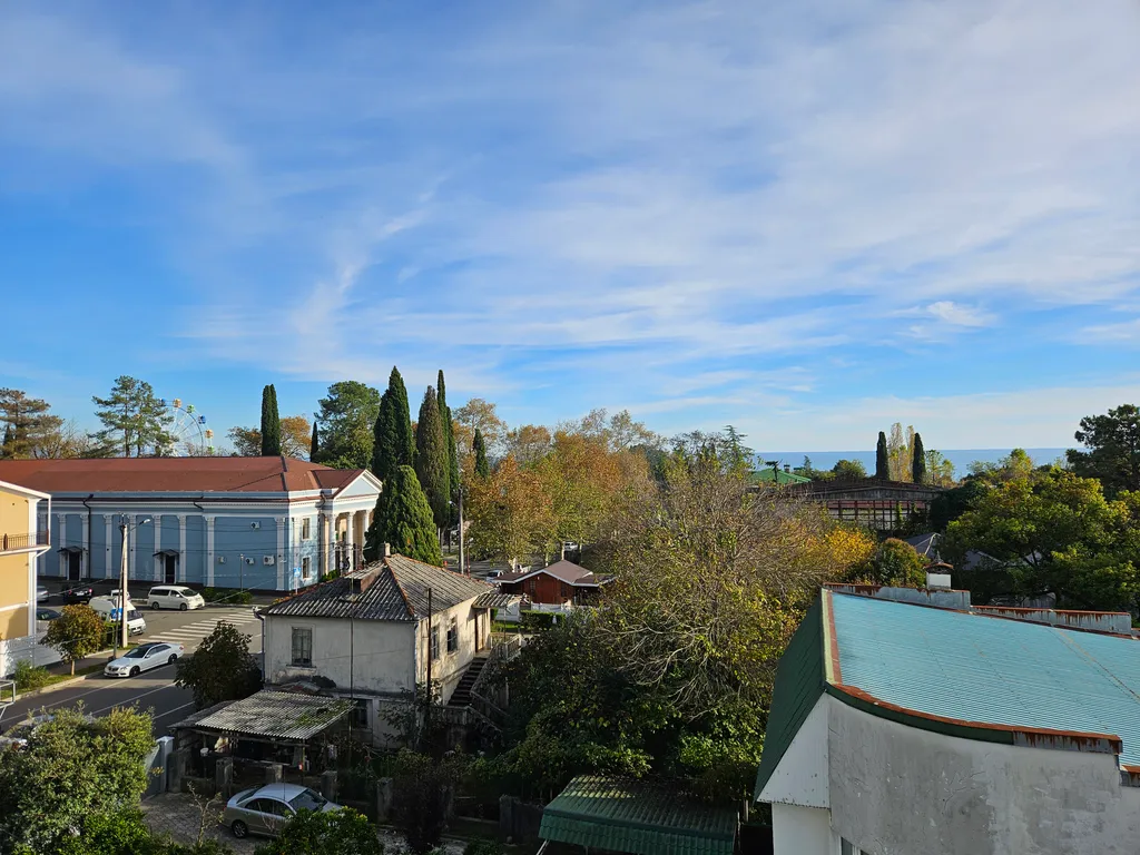Номер люкс с балконом и видом на море в отеле атлас