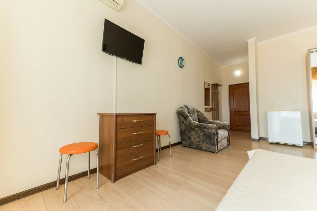 Четырёхместный номер стандарт с балконом, частичный вид на море