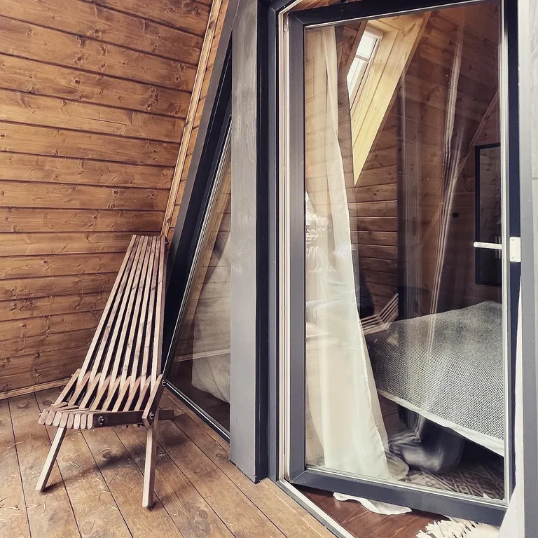 Дом-шале в окружении сосен + зона барбекю с костровой чашей и мангалом