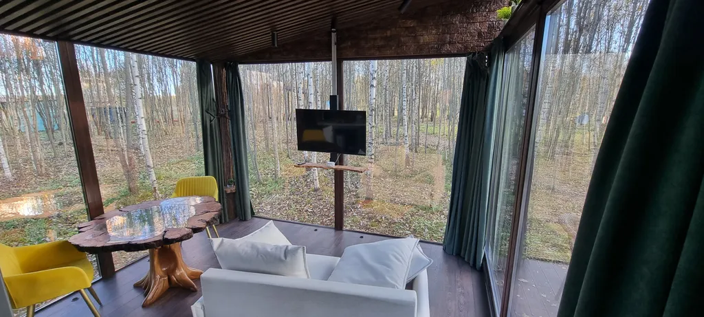 Стеклянный дом в лесу