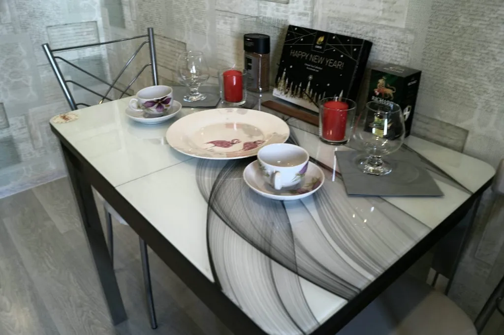 Уютная квартира в стиле лофт с комфортной кроватью и угловым диваном