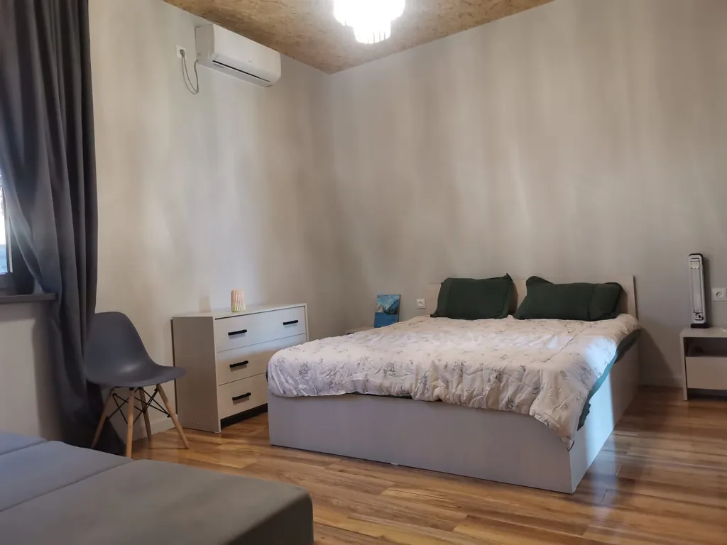 Дом под ключ с зелёной лужайкой и плодовыми насаждениями