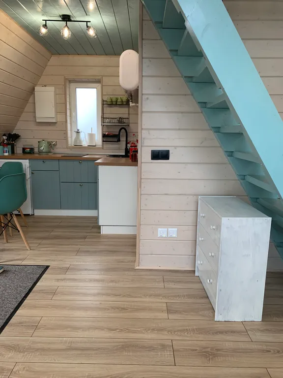 Дом-шалаш на берегу озера