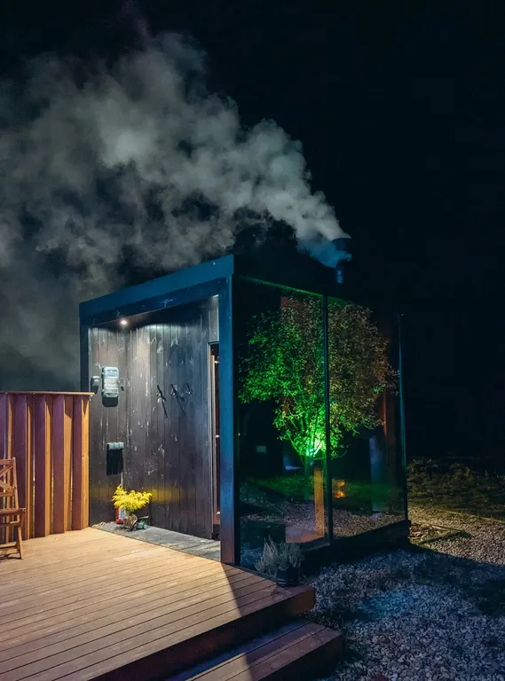 Дом в поле с лошадьми