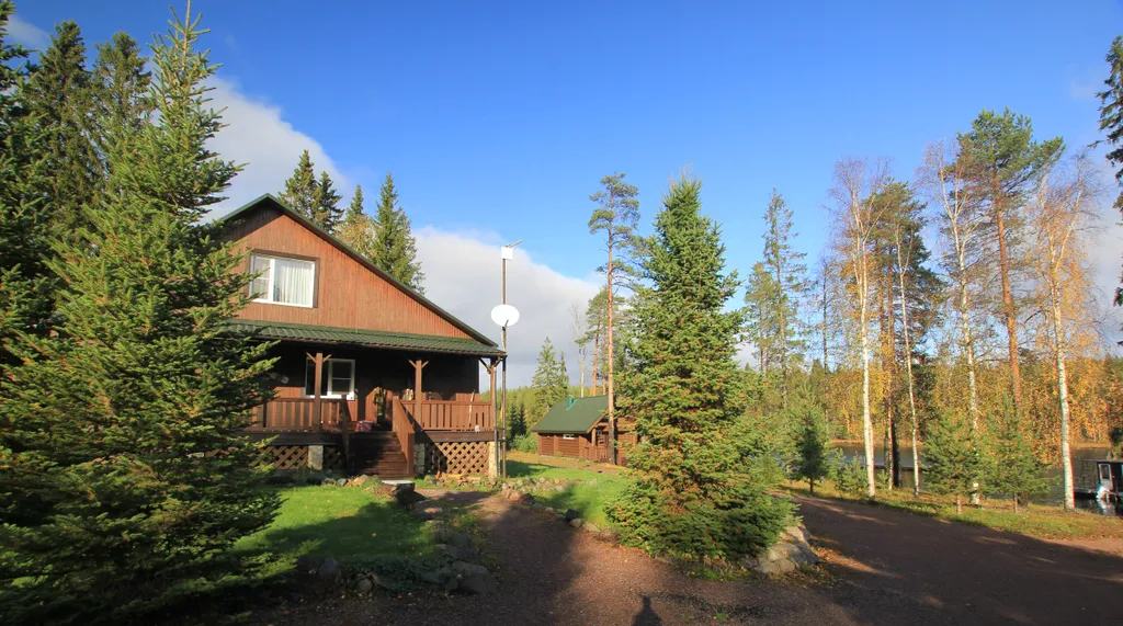 Шикарный дом находится на берегу озера, окруженный хвойным лесом