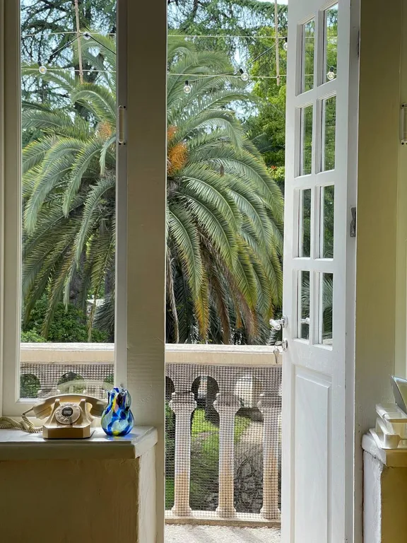 Апартаменты в сталинском доме с панорамным балконом у берега моря