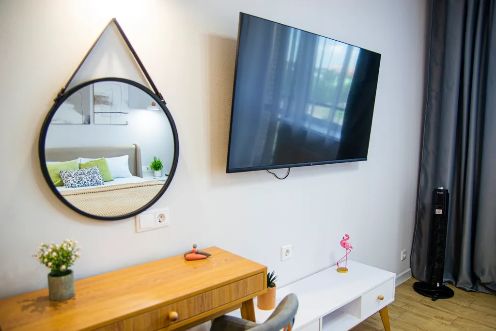 Современный дизайн и панорамный балкон в студии