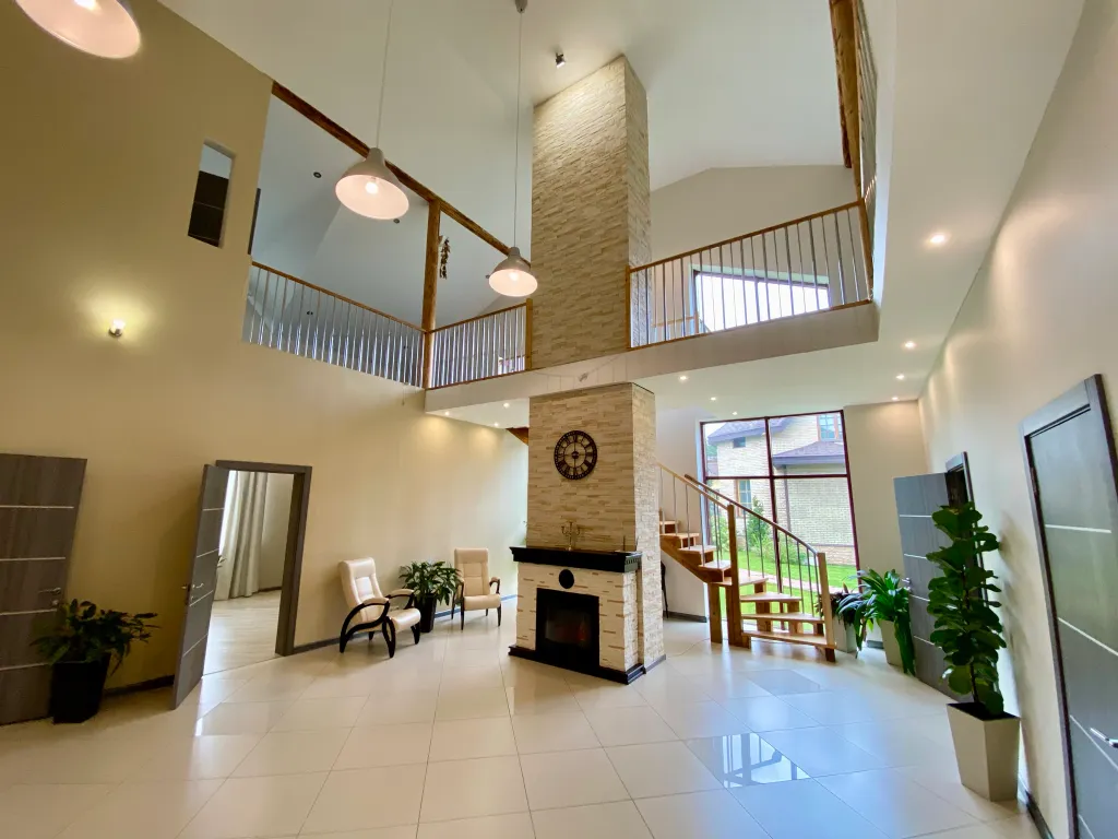 Стильный коттедж с панорамным остеклением у озера