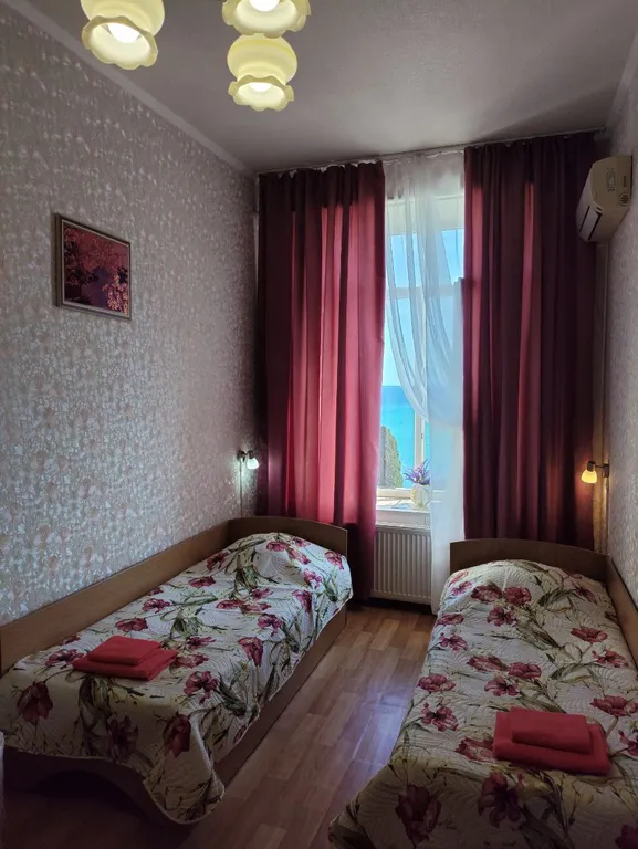 Трехместный номер с 2  кроватями и диваном. Стандарт с видом на море.