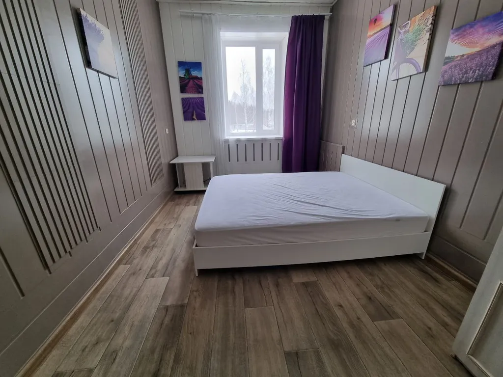 Коттедж у пруда в окружении леса