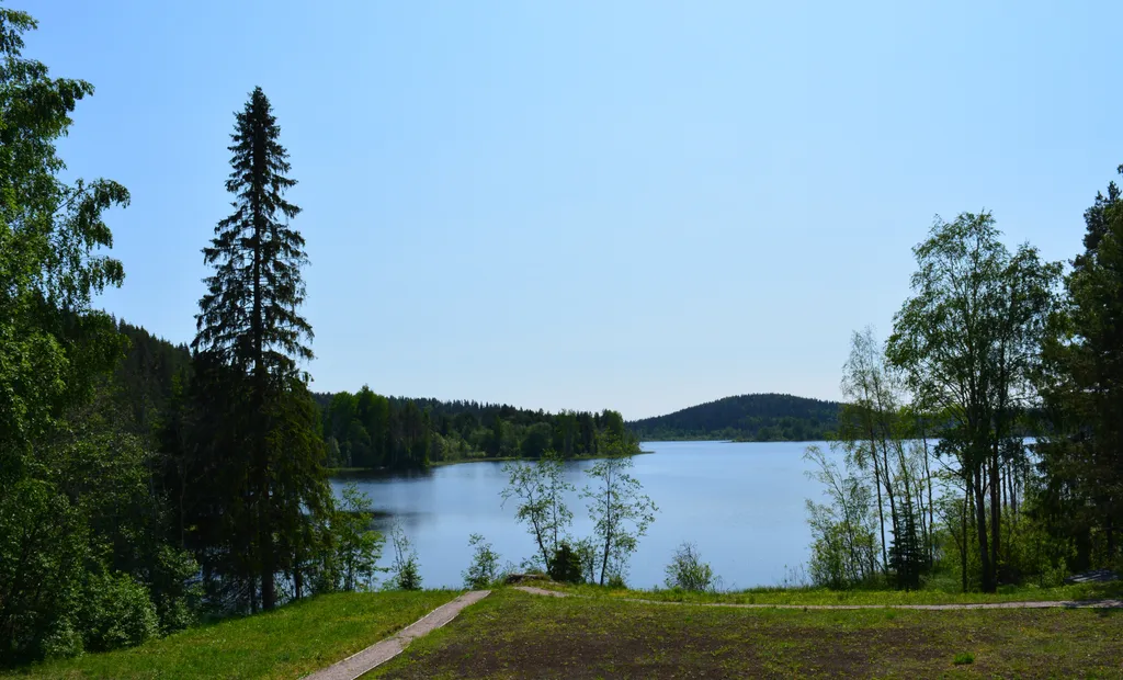Домик с панорамным остеклением, террасой и видом на озеро
