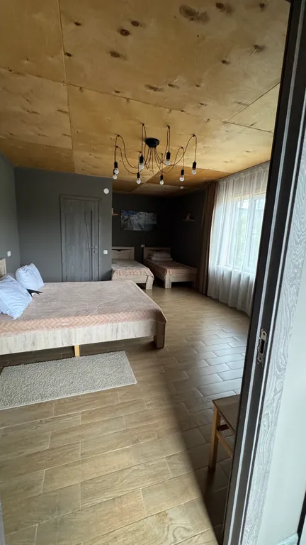 Дом на берегу реки с бассейном и видом