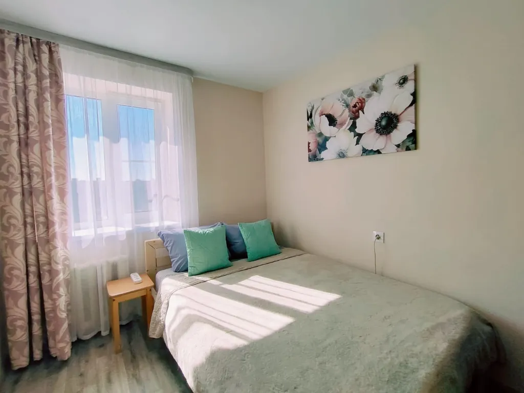 2-комнатная квартира с панорамным балконом в центре