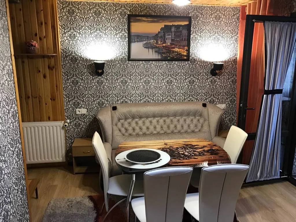 Семейный двухкомнатный апартамент с кухней и балконом