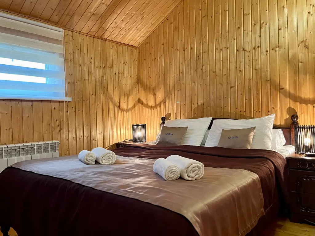 Люкс с балконом с видом на озеро двухкомнатный