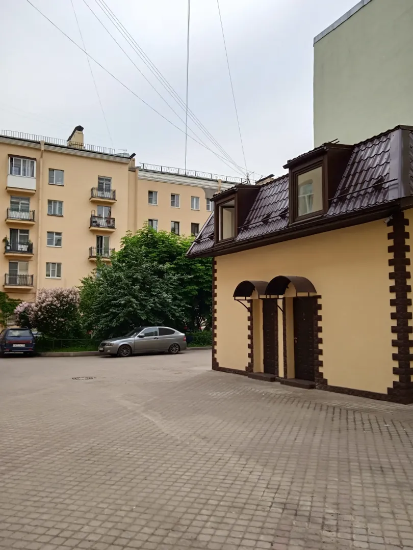 Два входа на два апартамента. Слева 45м2, справа 42м2