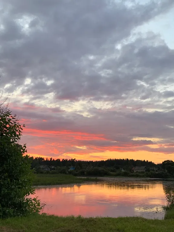 Уютный дом на берегу реки