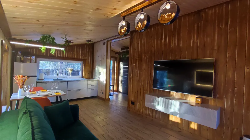 Глэмпинг в сосновом лесу