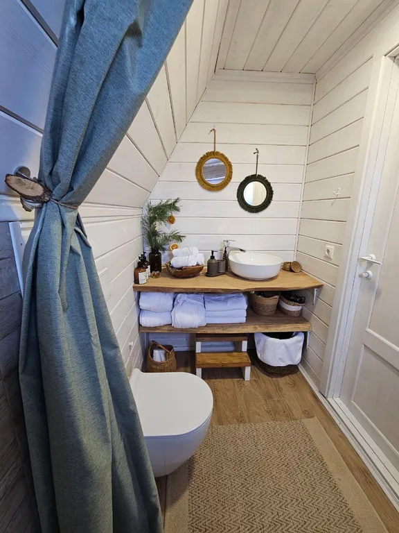 Красивые панорамные домики около леса