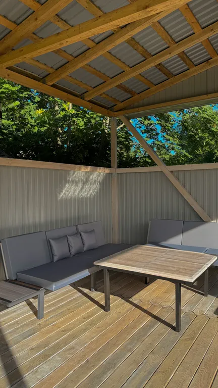 Уютный панорамный домик в глэмпинге у моря