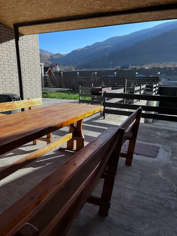 Красивый дом с видом на горы и реку