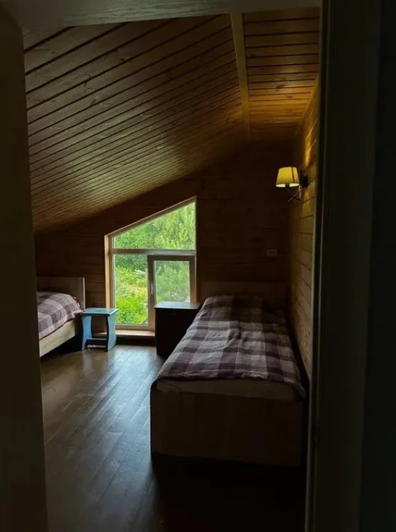 Усадебный дом с видом на реку, берег с мостками и рыбной ловлей