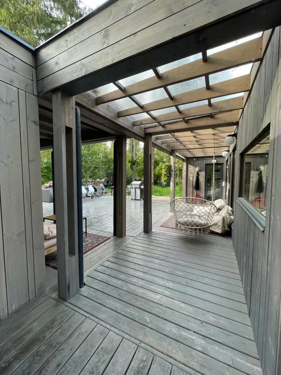 Уютный дом в тишине хвойного леса