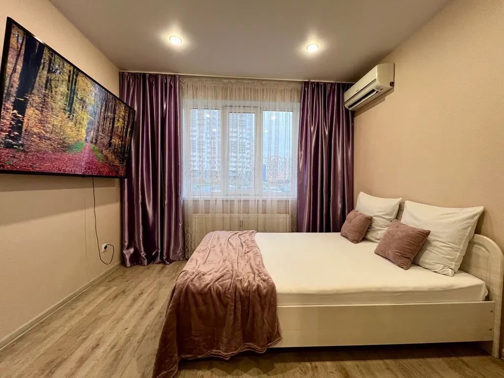 Дизайнерская квартира с огромным телевизором напротив кровати