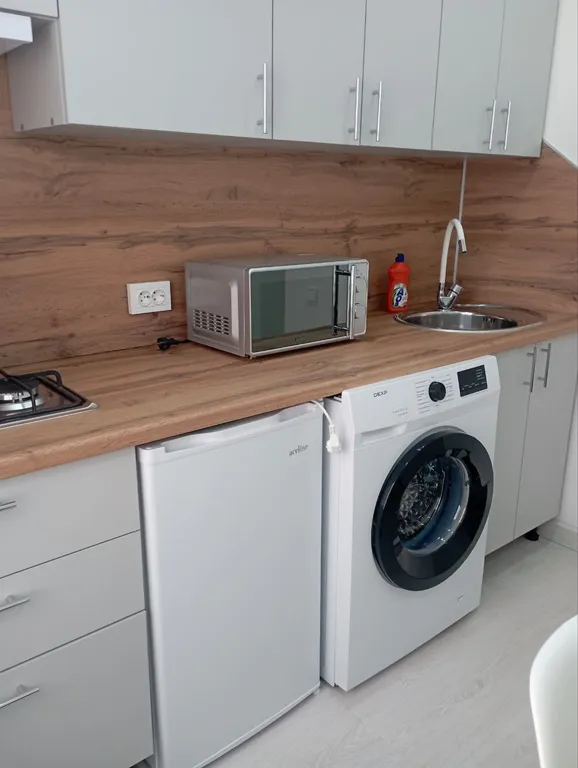 У набережной и пляжа Бриз