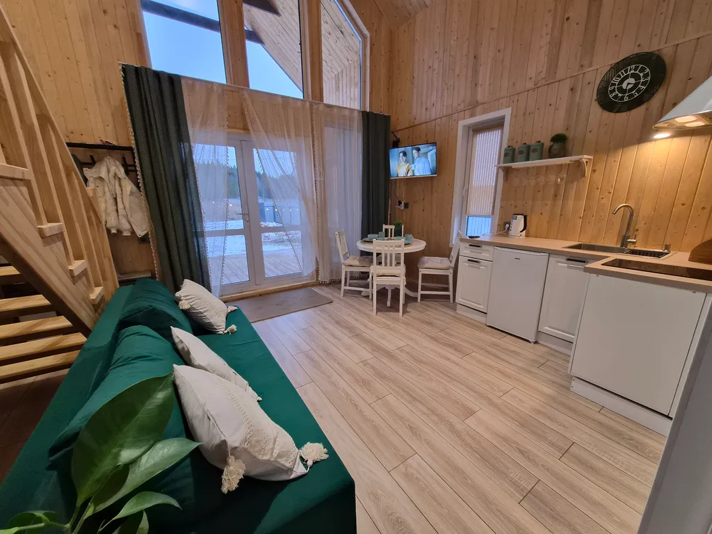 Дом на берегу леса