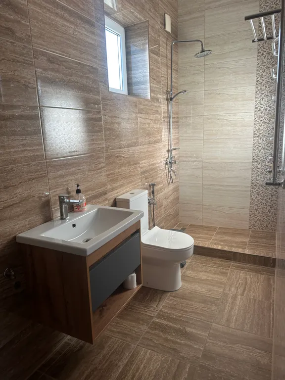 Новый коттедж c 9-ю спальнями бассейном и верандой