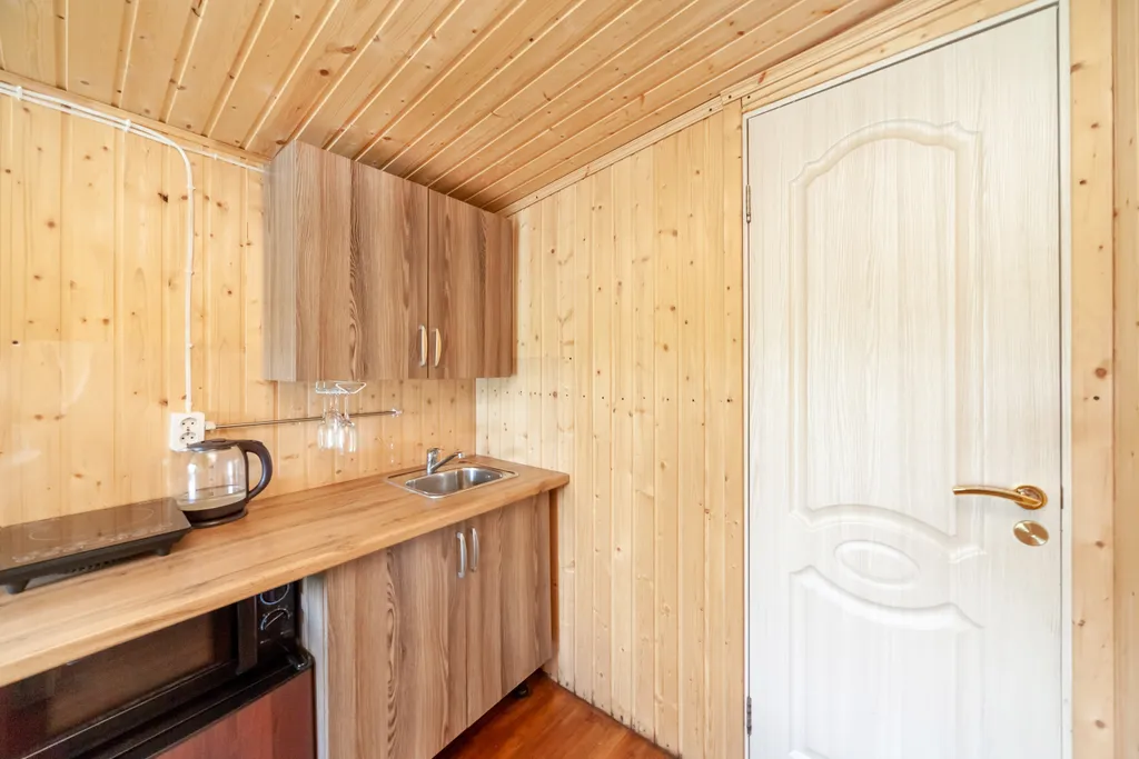 Домик с панорамным окном на берегу озера