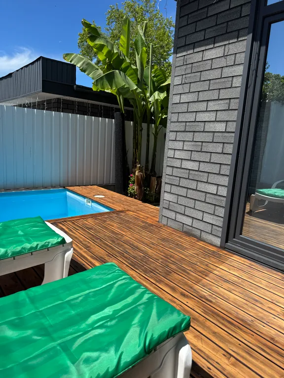 Уютный новый дом с собственным бассейном