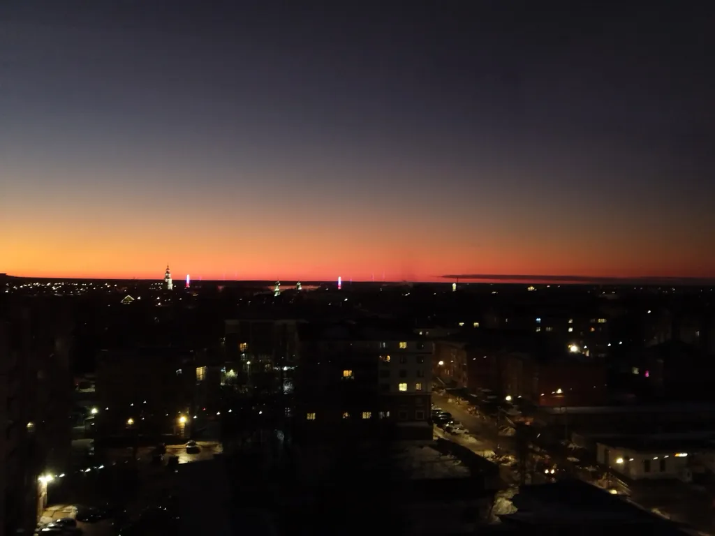 Стильная двухуровневая студия с захватывающим видом на город