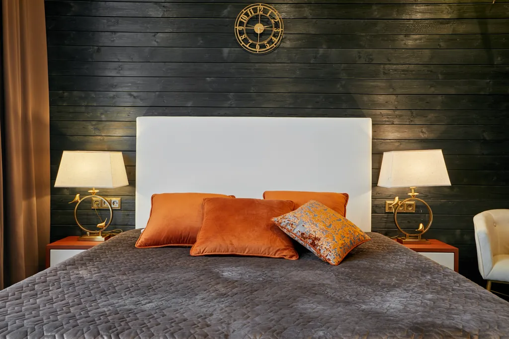 Стандартный номер с кроватью размера king-size и видом на озеро