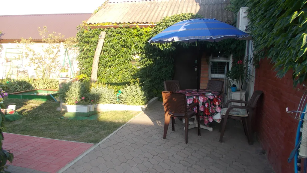 Коттедж Пол дома в зелёном саду в центре города — Ейск