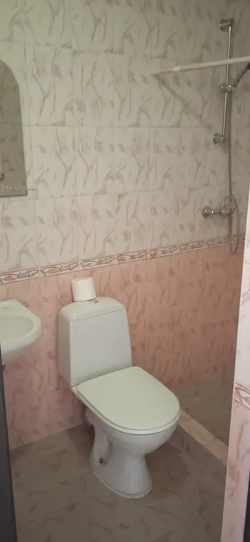 С своей душевой комнатой и кондиционером