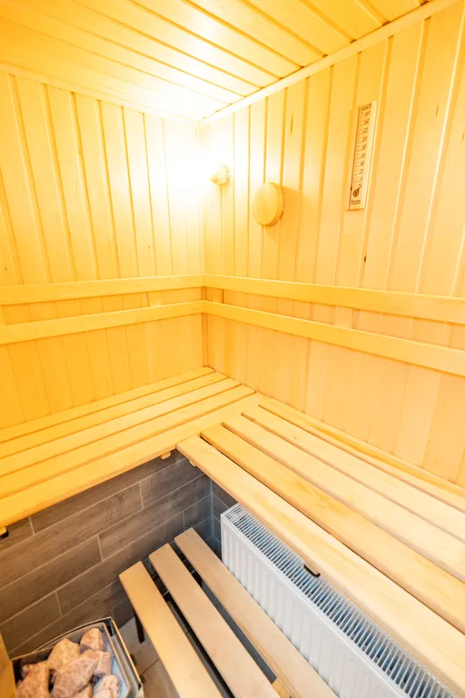 Двуxуpовнeвая cтудия с сауной Bе роsitivе