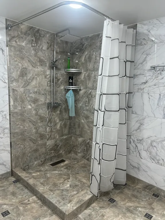 Уютная комната с видом на палисадник