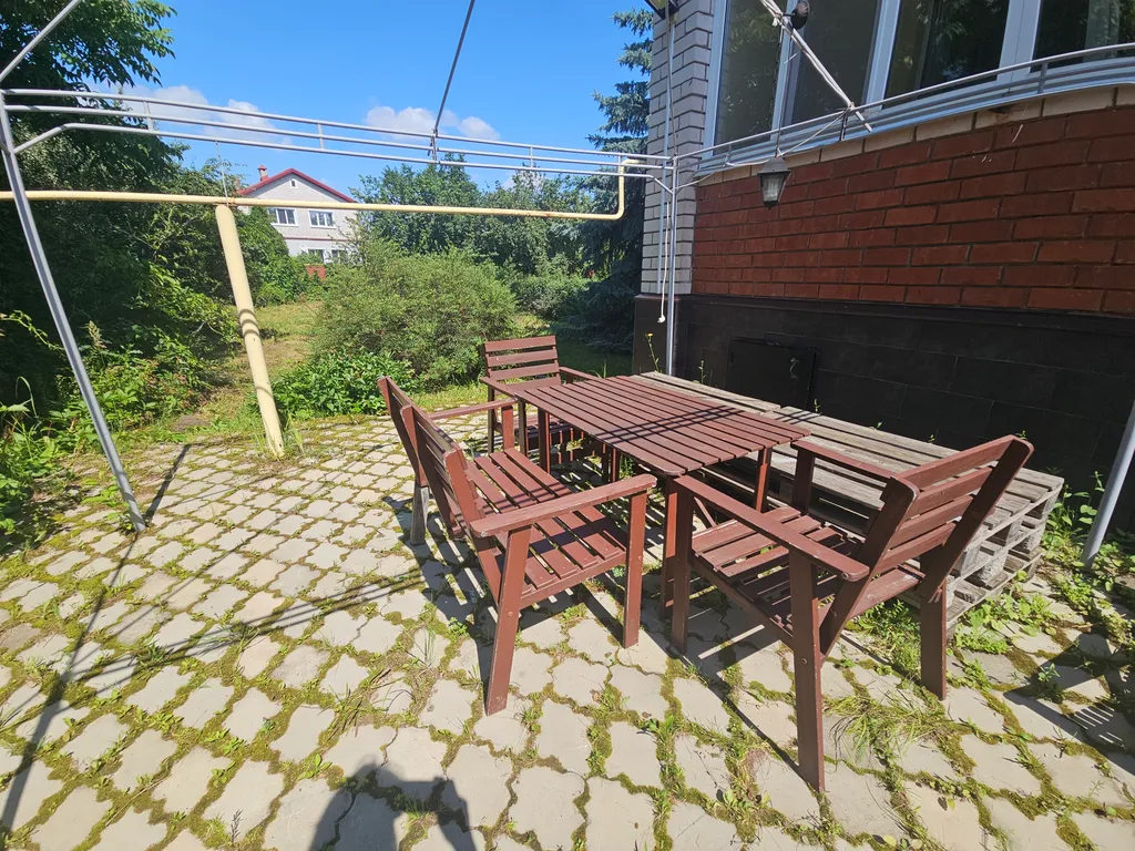 Большой дом в черте города