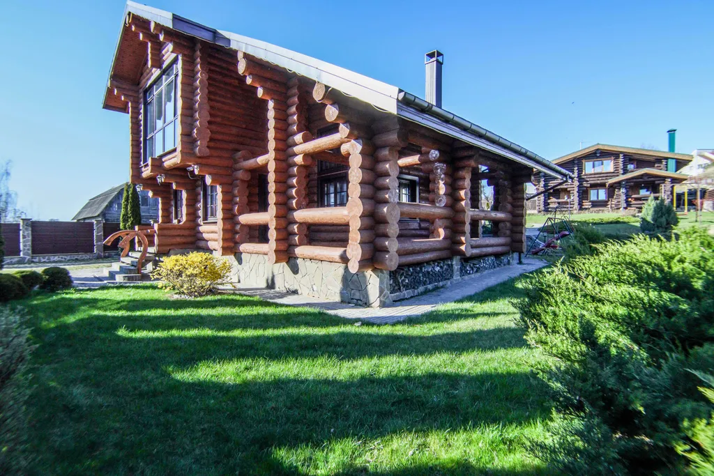 Шале с бассейном и видом на озеро