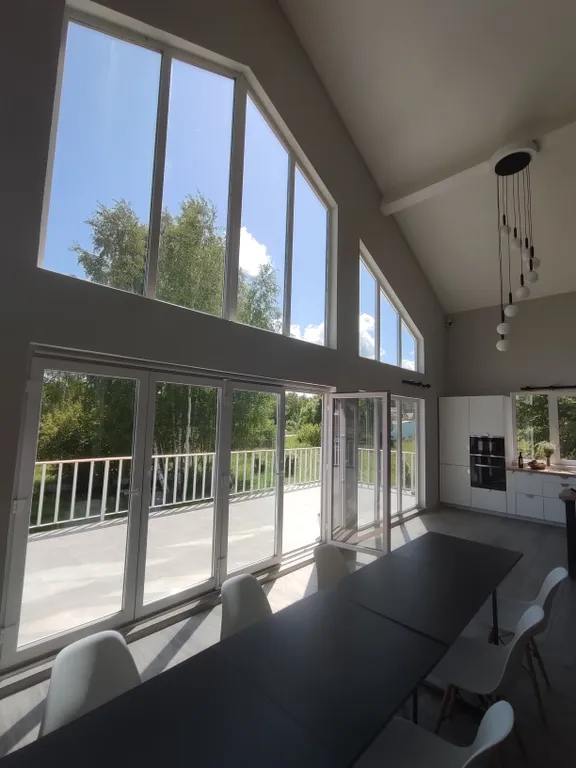 Современный дом с панорамными окнами и сауной