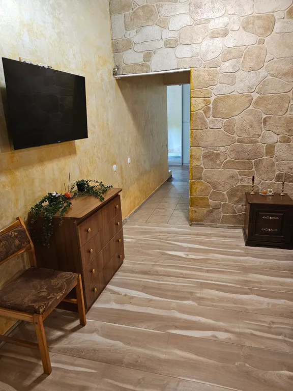 Дом в лесу с каминным деревом внутри