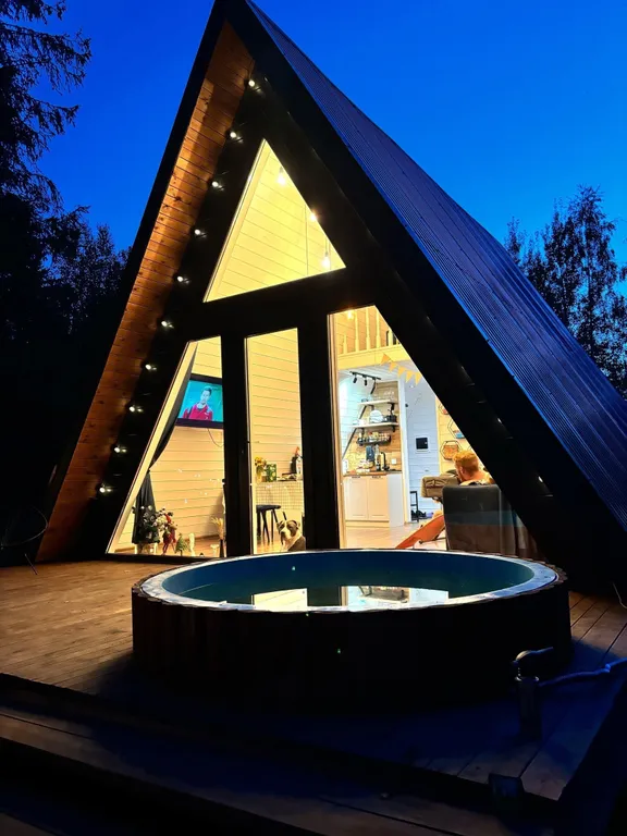 Дом A-frame с купелью, баней и бассейном в сосновом лесу