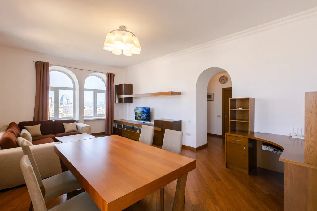 Апартаменты с видом на торговую улицу