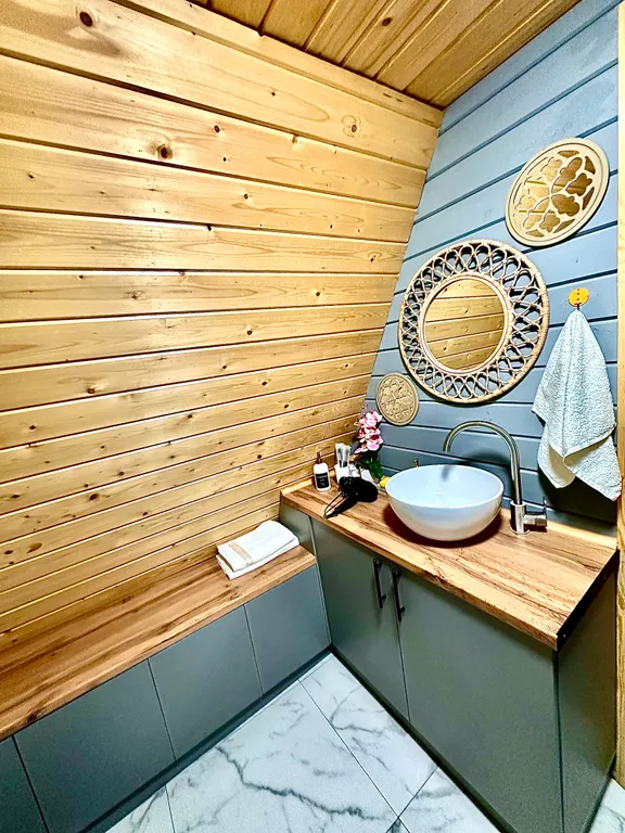 Треугольный домик под Минском с сауной и горячей купелью