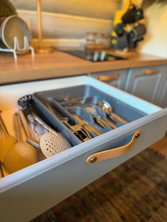 Дом на берегу реки в тихой деревне