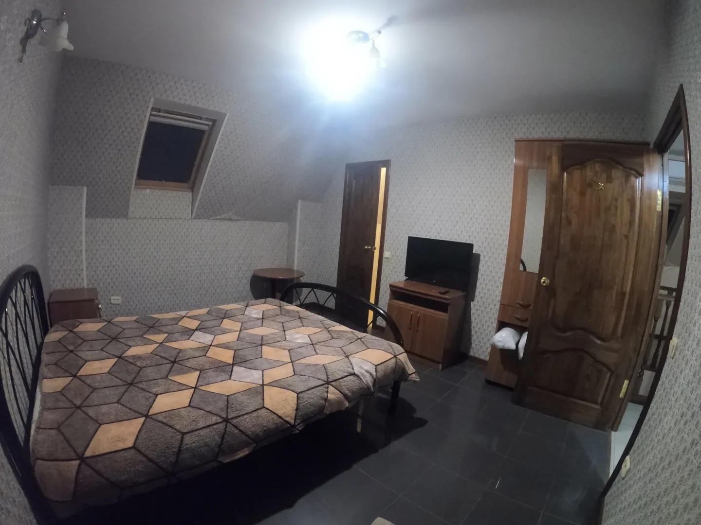 Спальня 2 вид на санузел и вход